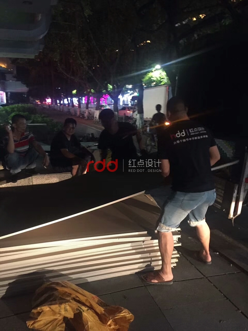 為滿足客戶需求加班加點的紅點空間設計兄弟們辛苦了-1.jpg